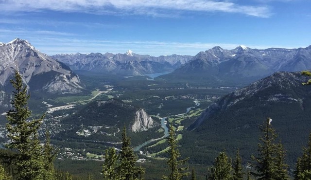 Split Room w/Balcony in Downtown Banff + Sauna in Banff