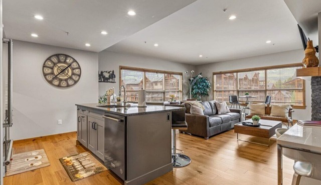 Spring Creek 3F 1600sf Corner 3BR/2BTH