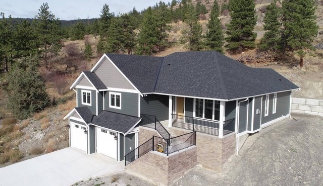 Stay at the Peregrine Lookout.Pet free, and fully climate controlled view home.