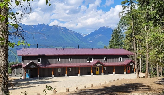 Stay Golden - sleeps 20. Bugaboo