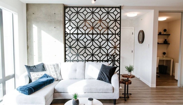 Stay in a modern two bedroom townhouse in downtown Kelowna with secure parking, patio, pet friendly options & easy walks to Prospera Place, the brewery district, waterfront paths, cafés & restaurants. Perfect for couples, friends or small families.
