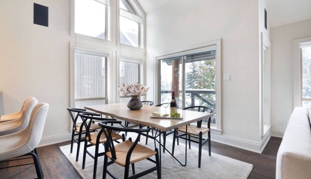 Step onto Ski Hill 3-Bedroom: Hot tub, Parking, AC