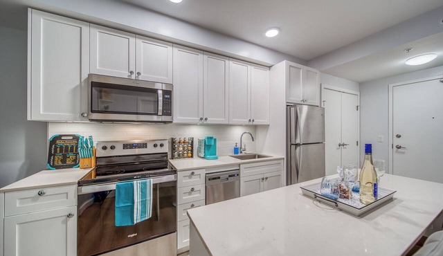 Steps to Downtown Oasis 2BR 3 beds Sleeps 6 Underground Free Parking