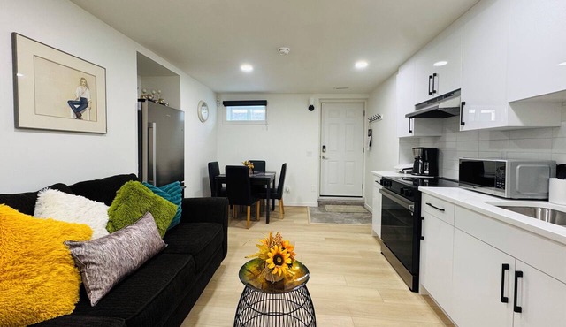 Sterling Suite deluxe with AC & fitness room - near major city attractions. in Calgary