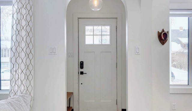 Strathcona. Sleeps 6. Steps from Whyte Ave.