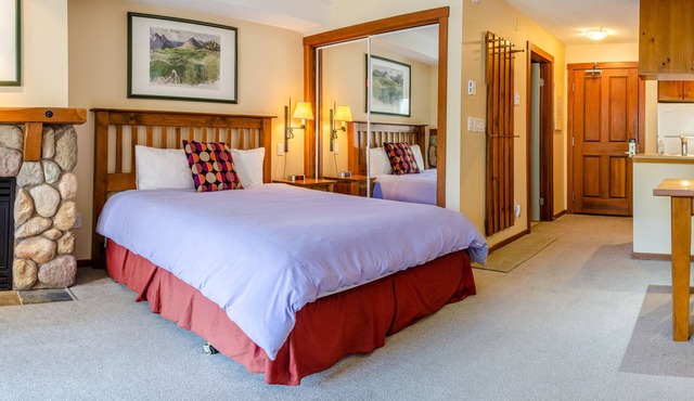 Studio bedroom apartment in village centre, ski in/out