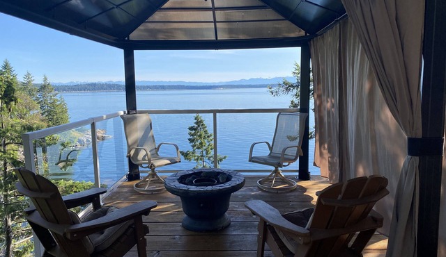 Studio overlooking ocean with hot tub and beach access! in Lund