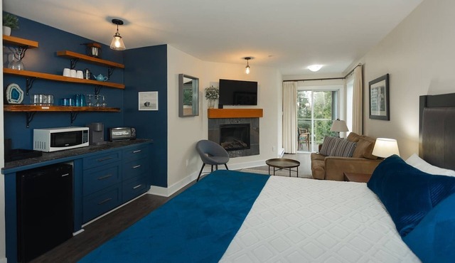 Studio, Pool, Beach, BBQ & Kayaks/Paddleboards in Nanoose Bay