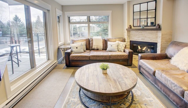 Stunning 1BR:Sleeps 2 Comfortably ,Balcony,Hot Tub,Pool+ BBQ,Walk to Everything!