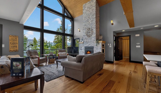 Stunning 6 Bedroom Lakehouse with Private Beach and Dock on Shuswap Lake