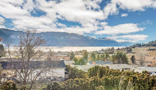 Stunning lake view condo in the heart of Okanagan's Westside Wine Trail