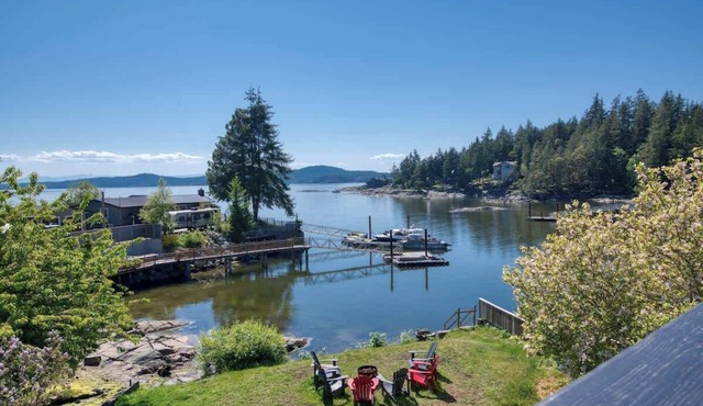 Stunning OCEANfront 3 bedroom cabin - sleeps 8!