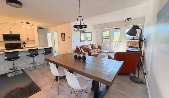 Stunning Silver Rock Condo: Pool, Hot Tub & Views