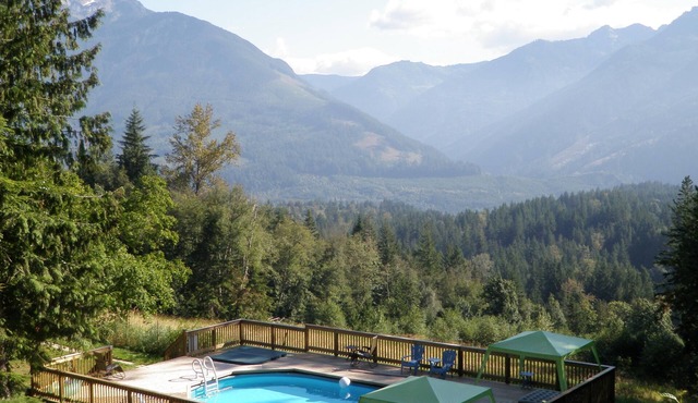Stunning Views, Swimming Pool, Hot Tub, Fire pit, TV, WiFi, 16 Acres, Forests
