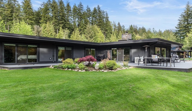 Stunning waterfront getaway! Luxury home on acreage, natures paradise