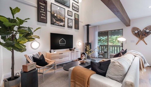 Stunningly renovated | Walk to Blackcomb | Private Garage | Pets