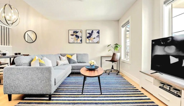 Stylish 3BR Townhouse by Airport~10% off on weekly & 15% off on Monthly stays! in Calgary