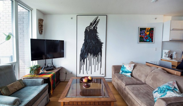 Stylish, Bright, Chinatown Condo, w/secure parking, pet ok, view, self-check-in.