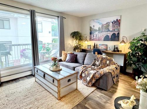 Stylish Downtown Condo near Rogers Place l Parking, Pool, Gym, Balcony & Kitchen