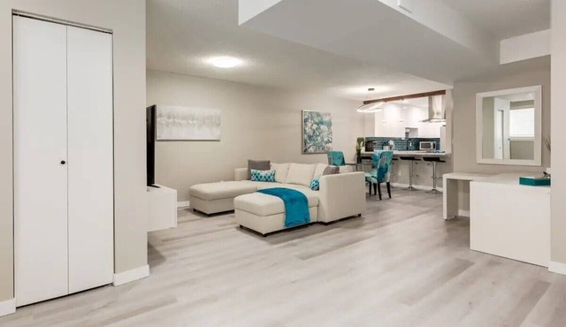 Stylish Montgomery Gem: Spacious Comfort by the River with Easy Mountain Access in Calgary