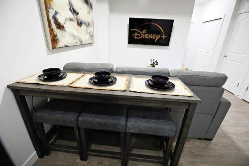 Stylish Retreat with King Bed Long Stays WEM Disney