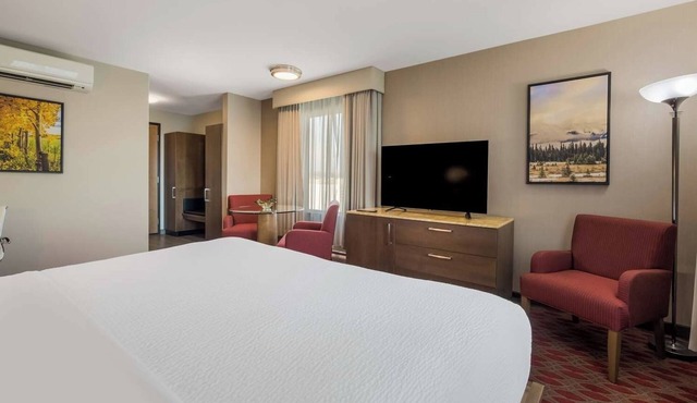 Stylish Room with Swimming Pool, Close to Calgary's Premier Attractions