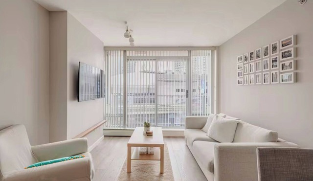 Stylish Suite by the Arena & Bites