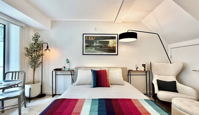 Stylish Suite · Kitchen · Wifi · Patio · Transit Friendly · North Vancouver
