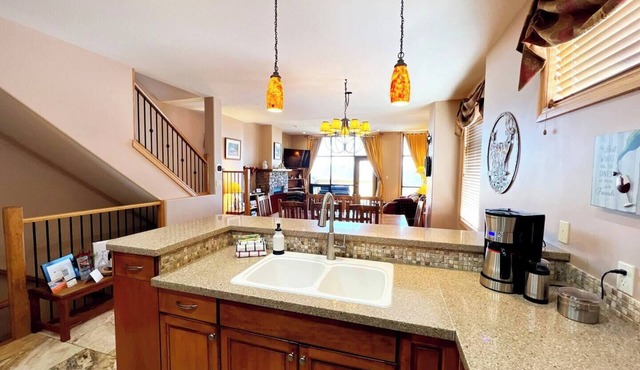SullivanStone #32 - Golf - Ski - Hike - Chill - Private Hot Tub - Sleeps 8.