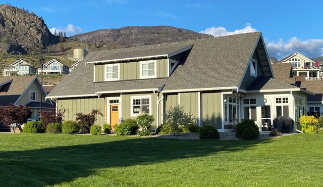 Sunny Lakeside Cottage. in Oliver