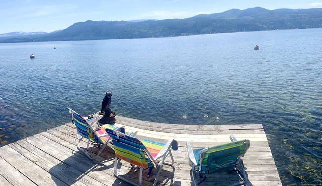 Sunnyside Lakehouse - Semi-waterfront Shuswap Accommodation