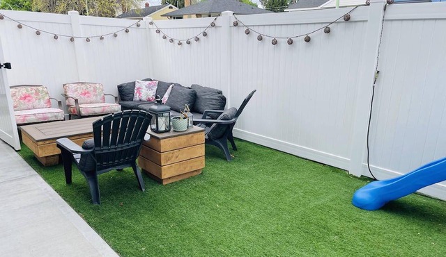 SUPREME LOCATION, Right Downtown Walk to Beaches & Restaurants. Tranquil Patio