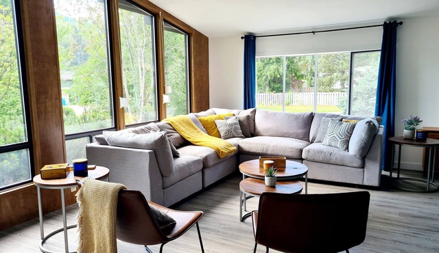 Swansea's best kept secret! Well situated, recently renovated, family operated. in Swansea Point