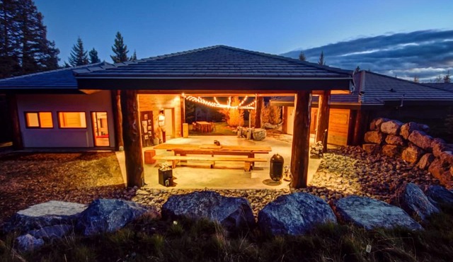 Tacansina Ranch-Designer Home East of Banff National Park