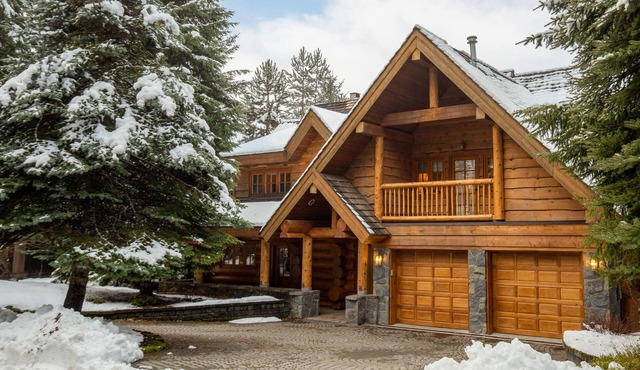 ❄︎Tantalus Chalet❄︎ 5 BR Chalet with Hot Tub Ski-In Blackcomb Mtn in Whistler