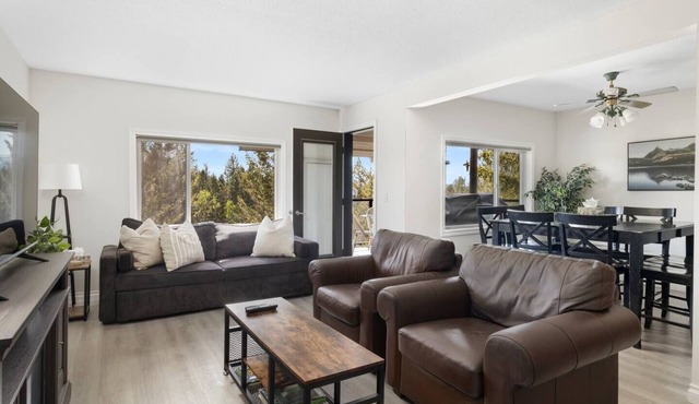 "The 19th Hole" - Townhouse Backs Onto Golf Course