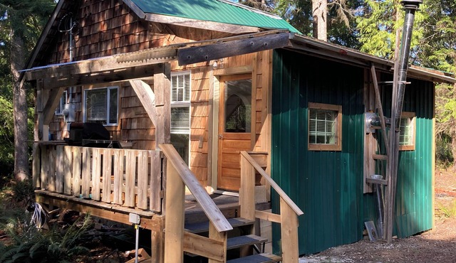 The Cozy Green Cottage - fully stocked cabin in Whaletown close to the ferry