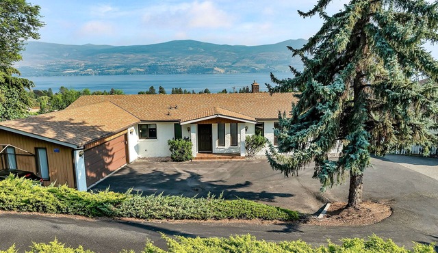 The Gregory | Lake Views, Hot Tub, Theatre & Pool