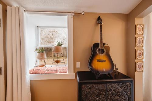 The Hidden Hollow Suite - Downtown