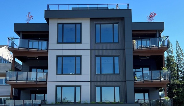 THE HUB- NEW Lakefront 3-bed/2-bath suite in Harrison Hot Springs with WiFi, AC.