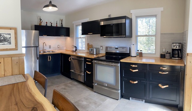 The Little Red House - private nature getaway in Bragg Creek
