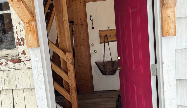 The Loft - a cozy getaway for two in Vernon