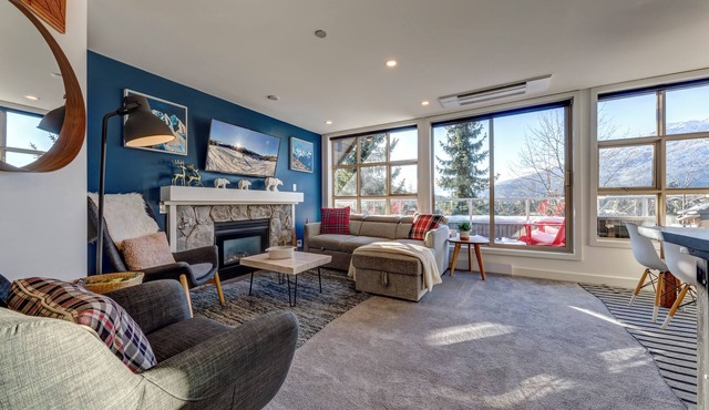 THE LOOKOUT PENTHOUSE/your premium ski-in ski-out retreat in Whistler!