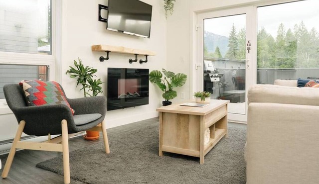 The Nest - Condo with Hot Tub & BBQ