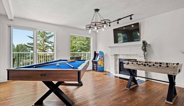 The Ohana Lakeside Retreat 4 Bedrooms & Tiki Bar
