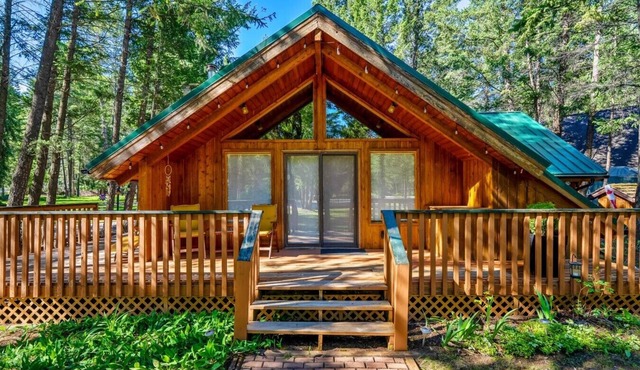 The Outpost Cabin | Wood-Burning Fireplace | Cozy