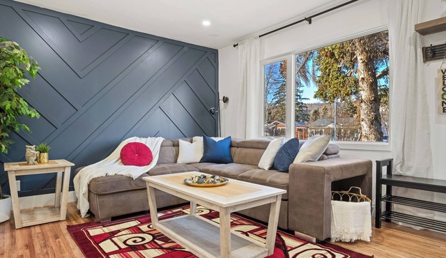 The Owl – Main Floor Suite Near Banff (Sleeps 7)