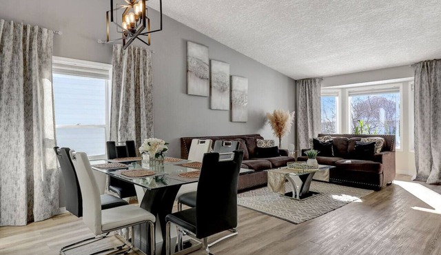 The Perfect 5 Bed, 4 Baths, Mini gym, 2 Kitchens, 2 Living rooms