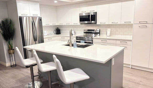 The Shore & Vine - 2 Bedroom Suite w/Private Hot Tub, Full Kitchen, Laundry,BBQ