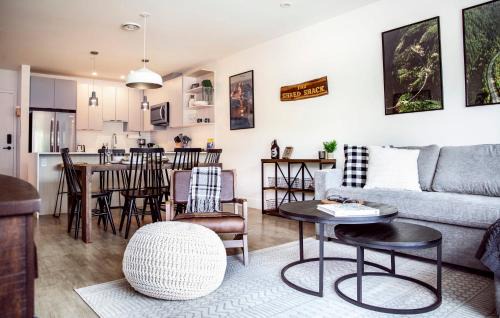 The Shred Shack - Stylish Revelstoke Condo